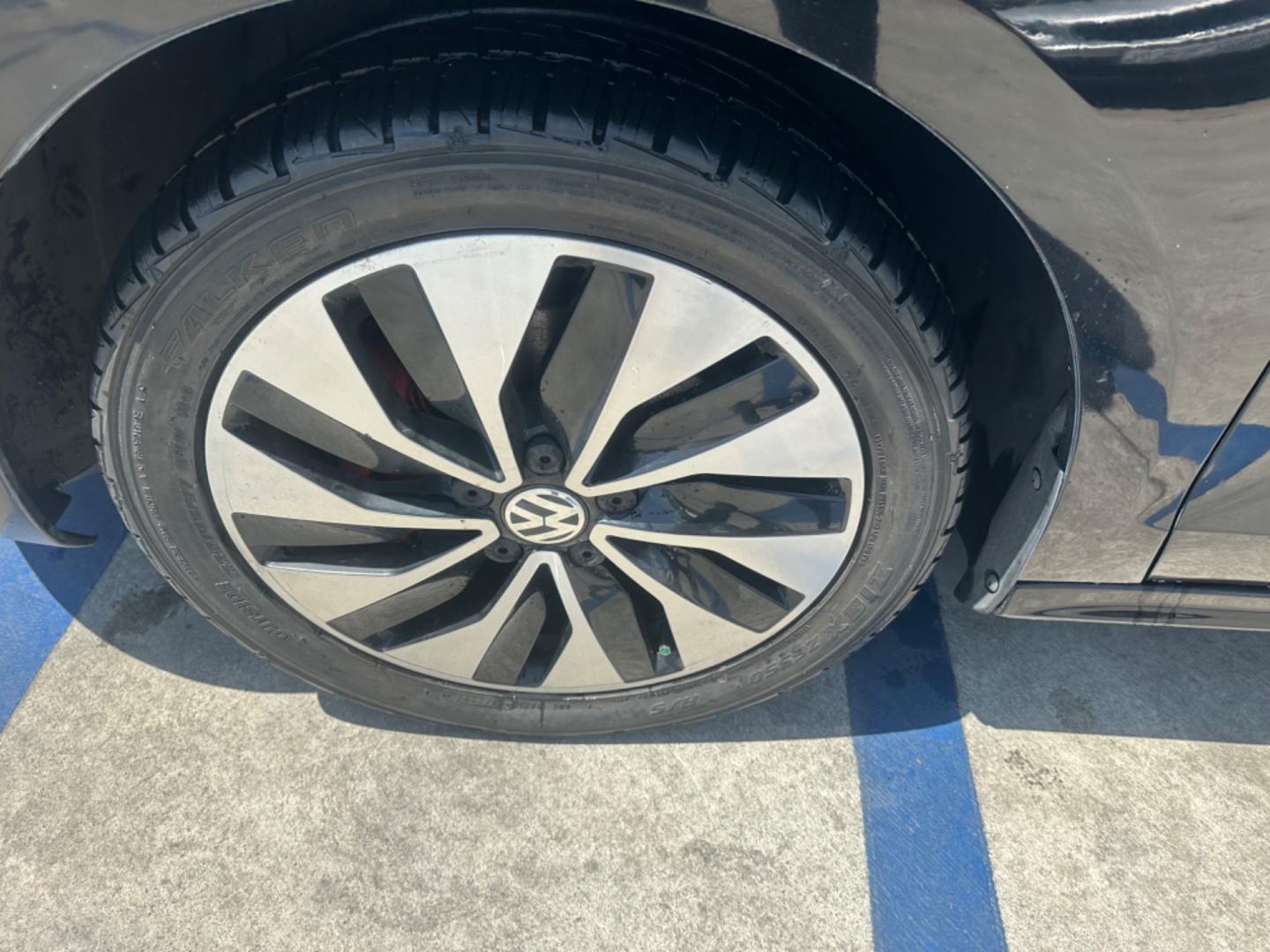 2015 Black /Black Volkswagen Jetta SE 5M (3VWD17AJ4FM) with an 1.8L L4 DOHC 20V engine, Automatic transmission, located at 30 S. Berkeley Avenue, Pasadena, CA, 91107, (626) 248-7567, 34.145447, -118.109398 - Black on Black! Premium Wheels! The 2015 Volkswagen Jetta SE encapsulates the ideal blend of contemporary design, advanced features, and the reliable performance Volkswagen is renowned for. Its sleek contours and sophisticated aesthetics reflect urban sensibilities, making it perfect for city drive - Photo#6